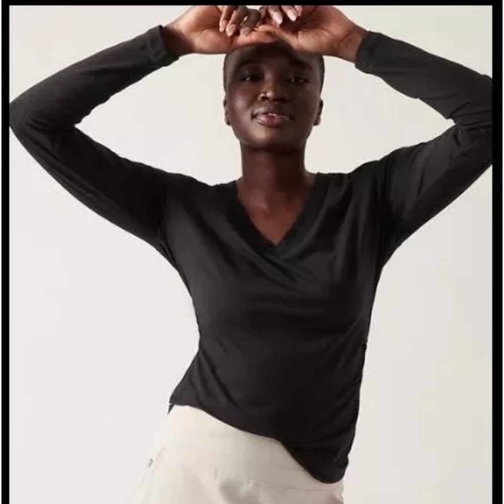 Athleta Outbound Vneck top